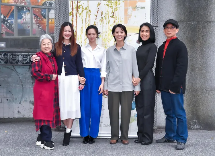 《樹冠羞避》特映，左起演員吳碧蓮、黃可欣、韓寧、導演張均瑜、演員張昌緬、葉晉彰。公視提供