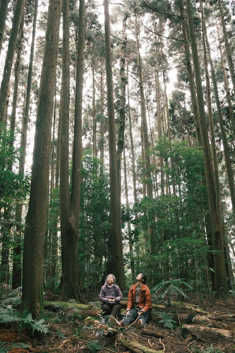 演員韓寧（右）與吳碧蓮飾演祖孫。公視提供