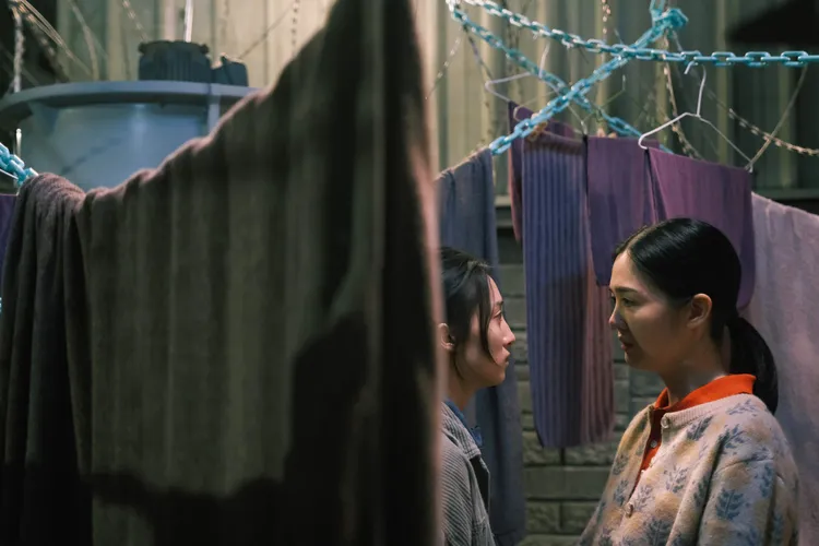 韓寧（左）與來自泰國的黃可欣飾演同志情侶。公視提供