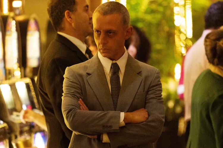 傑瑞米史壯扮演如同川普導師存在的爭議律師羅依科恩。采昌提供