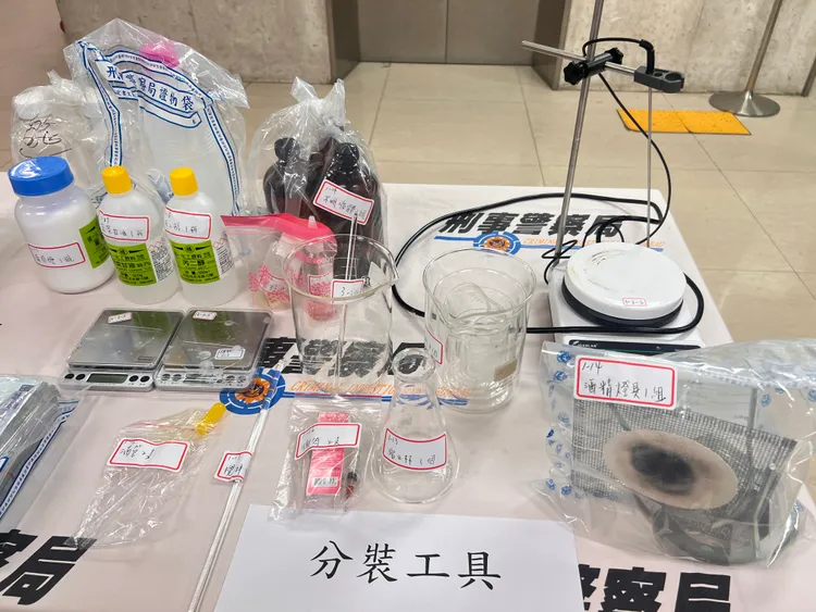 專案小組於分裝廠內查獲相關工具。警方提供