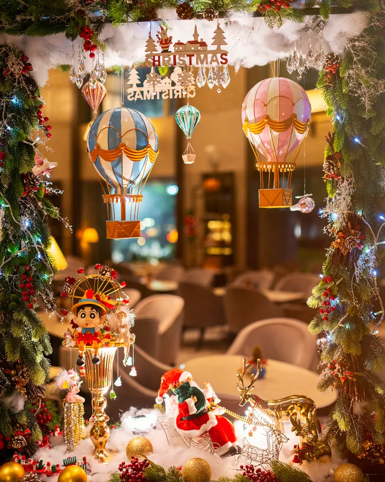 台北遠東香格里拉大廳茶軒的「奇幻聖誕窗景」，融入童話氛圍，為聖誕季增添更多難忘回憶。業者提供