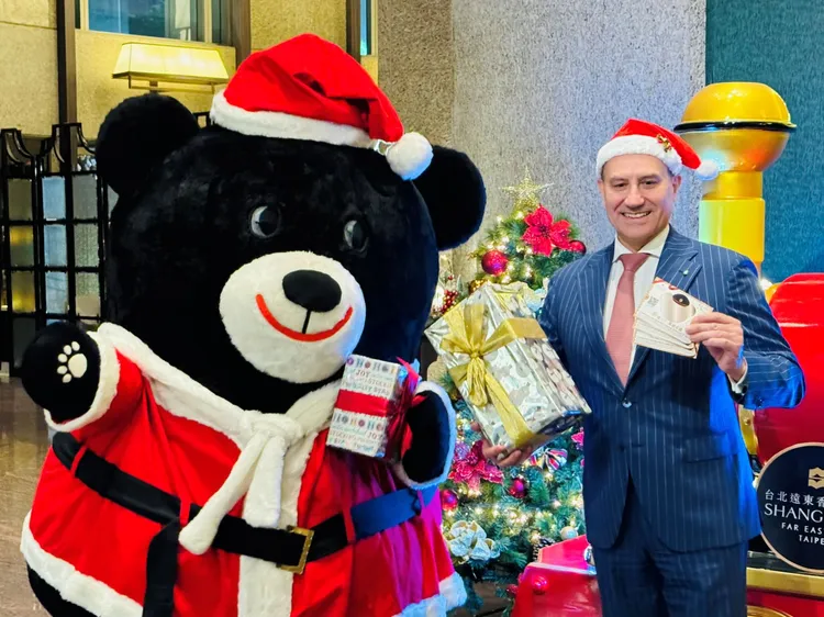台北遠東香格里拉區域總經理萬佐東(Marco Vazzoler)，與飯店吉祥物台灣黑熊LaLa共同亮相，展示30週年慶限定消費滿額驚喜刮刮卡活動。業者提供