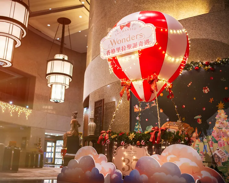 台北遠東香格里拉推出高達3.6米的「香格里拉夢幻號」熱氣球，結合霞光、雲海及30周年元素，成為節慶必訪的夢幻打卡景點。業者提供