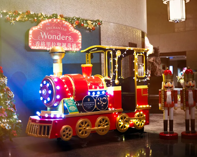 台北遠東香格里拉打造象徵30年輝煌歷程的「時光列車」，帶領賓客穿越時光隧道，重溫飯店的璀璨回憶。業者提供