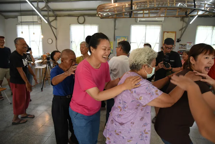 恁的演唱會」從籌備會議、會前準備到演唱會當天，促成由行動自如的社區志工、長輩擔任主要志工。透南風提供