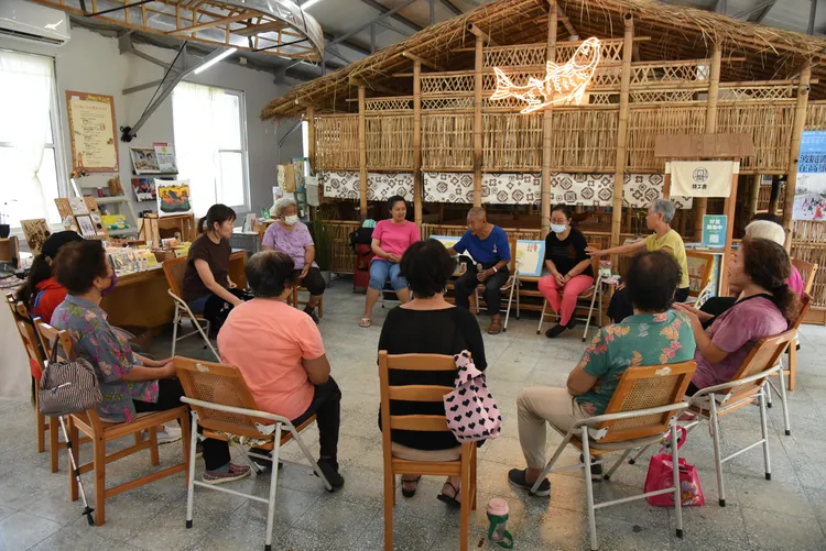 「恁的演唱會」從籌備會議、會前準備到演唱會當天，促成由行動自如的社區志工、長輩擔任主要志工。透南風提供