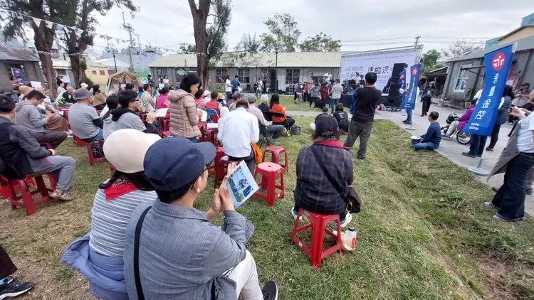 金曲歌王謝銘祐21日在技工舍中山大學旗津社會開創基地舉辦「恁的演唱會」。凃建豐攝