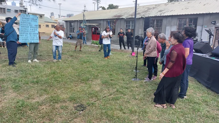 金曲歌王謝銘祐21日與大陳社區長輩一起唱＜離島＞。凃建豐攝