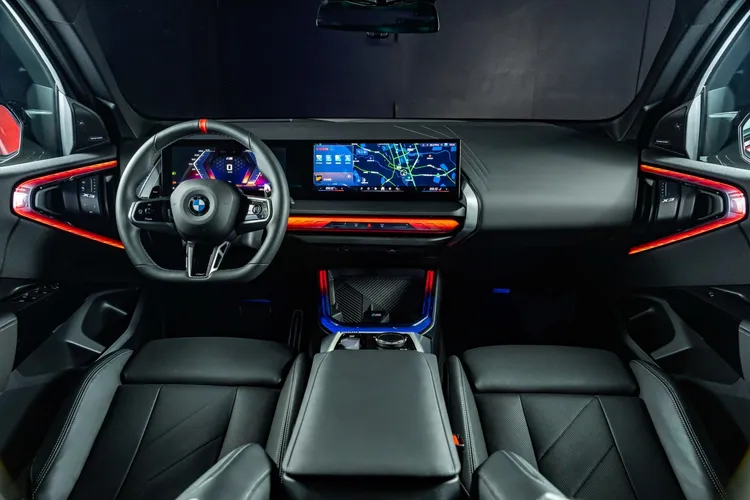 BMW環繞光幕在座艙的鞍部與車門上方勾勒出華麗的光帶，成為了入座時的目光焦點。業者提供