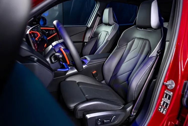 全新世代BMW X3車內藉由全新造型M Nappa真皮平底方向盤(含換檔撥片)、Veganza透氣皮質內裝、雙前座電動調整跑車座椅含電動腰靠等，塑造出細膩的座艙氛圍。業者提供