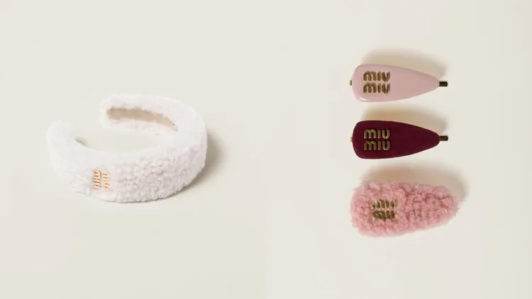 Miu Miu羊絨髮箍（左）1萬9500元；皮革、麂皮及羊毛髮夾套裝2萬9500元。品牌提供