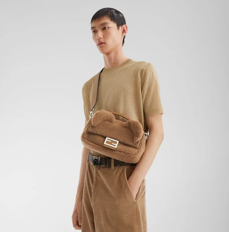 FENDI中號Baguette包，13萬4000元。翻攝官網
