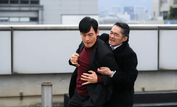 霍正奇（左）和江國賓寒流中拍打戲。三立提供