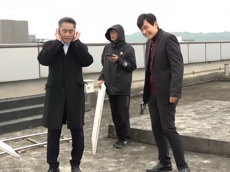 江國賓（左）冷到用暖暖包摀住耳朵，霍正奇則凍得說不出話。三立提供