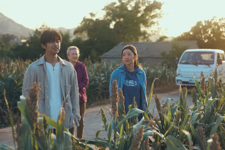 陳柏霖（左）和郭雪芙逐漸了解彼此，奶奶洪慧芳（中）與兩人一同出門散心。大川大立提供