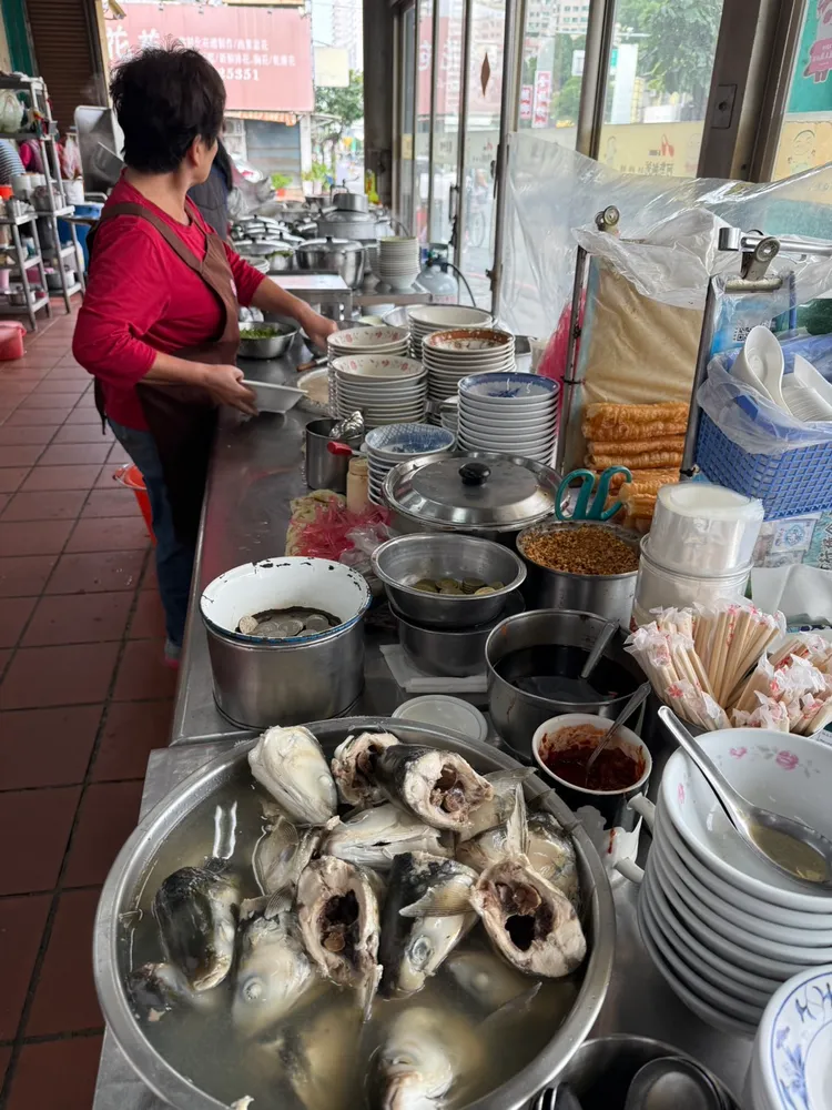 「阿憨鹹粥」位於台南北區忠義路三段、公園南路口。