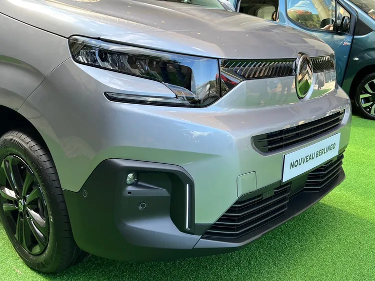 頭燈以人字形齒輪為靈感，標配CITROËN LED VISION高亮度頭燈組整合LED日間行車燈。周奕豪攝