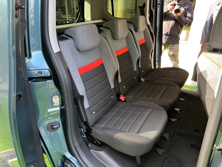 兩種車型皆標配第二排獨立3張座椅設定，因應不同用車需求自由變化。周奕豪攝