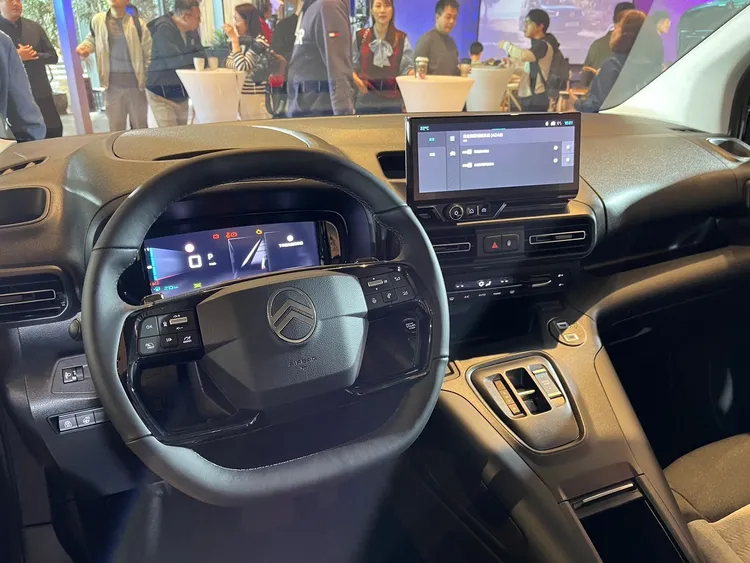 車艙以同級最大的10吋數位儀錶，及10.25吋全彩中控螢幕音響通資系統組合而成全新Bi-Panel數位座艙。周奕豪攝