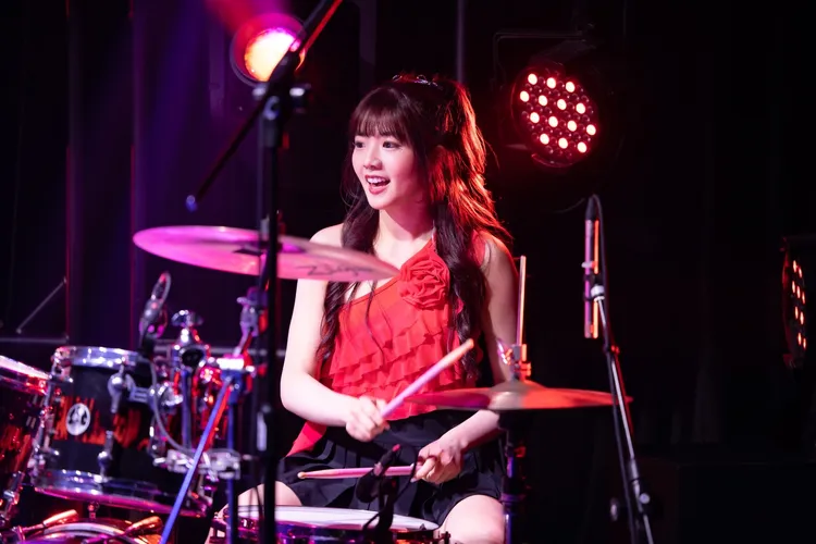 MEME登上《聖誕Shining》演唱會笑笑展現爵士鼓才華。想想時間有限公司提供