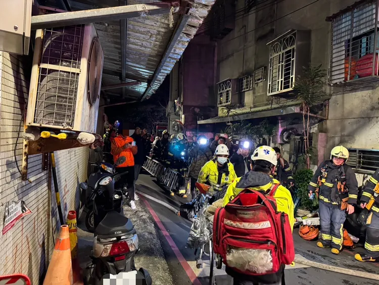 板橋民宅凌晨火警釀3人傷，其中一名婦人大面積燒燙傷送醫治療中，警消朝人為縱火調查中。翻攝畫面