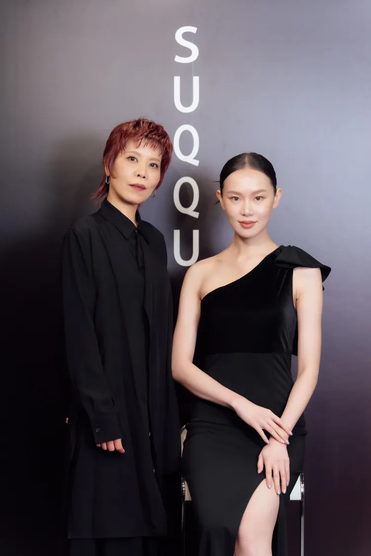 日本SUQQU大林老師（左）示範2025春妝。品牌提供