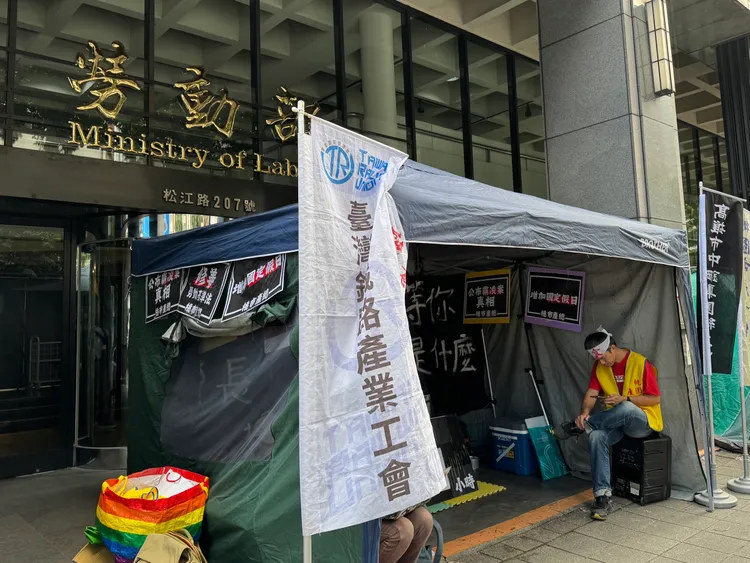 勞團於勞動部門口搭棚絕食100小時。記者張綵茜攝