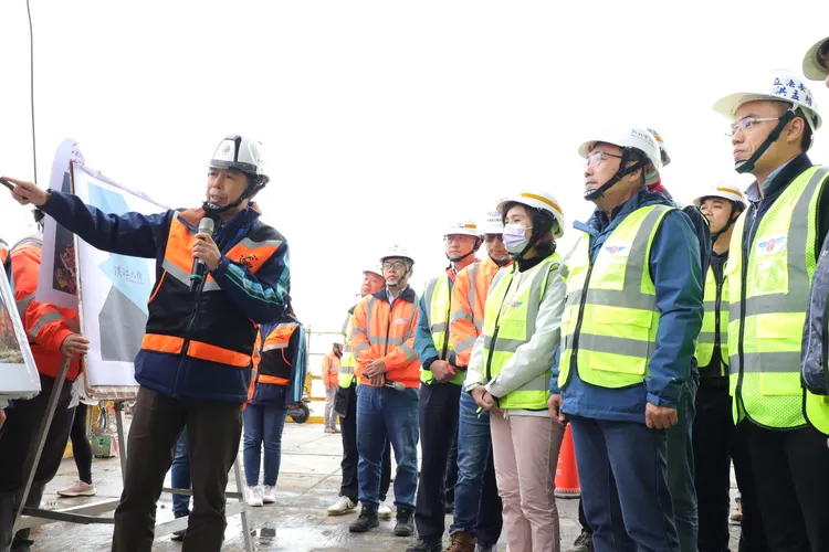 侯友宜前往淡江大橋工地關心淡水地區發展，淡江大橋作為連接淡水與八里地區的重要橋梁，不僅分散淡水區交通壓力，還串聯淡北道路及淡海輕軌，形成完善的交通網絡。市府提供