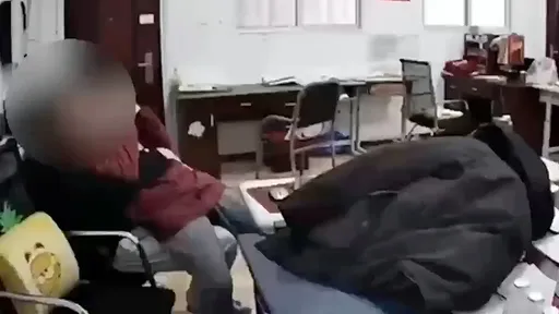 高中女生撲倒已婚男師激吻親熱　學校辦公室內大膽偷腥全都錄