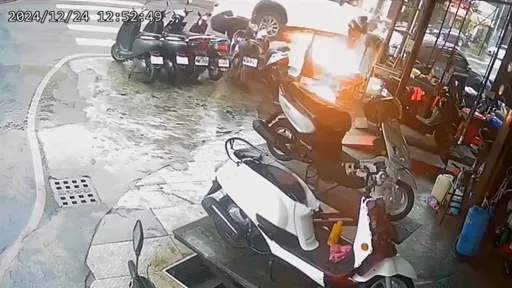 鳳山汽車撞2機車、變電箱翻車又遭追撞!火花四濺 136戶停電搶修中