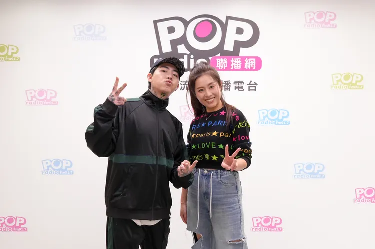 謝和弦(左)作客《Fun Music》電台節目，分享新專輯《2203扣人心弦(下)》創作幕後故事。POP Radio提供