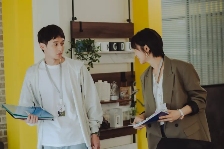 賴雅妍（右）和張軒睿戲裡常有衝突。TVBS提供