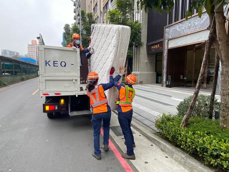 民眾清運廢棄大型家具時，請務必遵守與清潔隊約定的時間、及放置地點，切勿隨意棄置或提前搬出。環保局提供