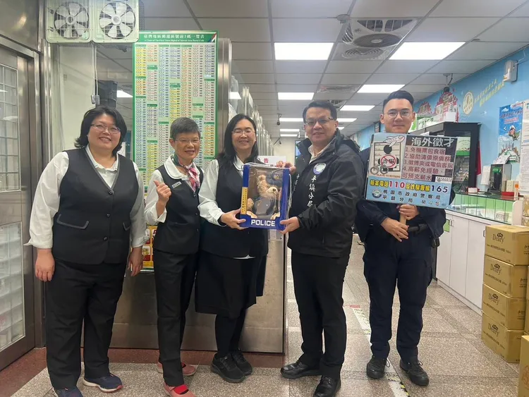 平鎮警分局長徐坤隆表揚機警的郵局行員。平鎮警分局提供