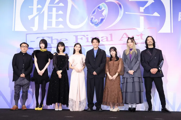 導演史密斯（左起）率領ano、原菜乃華、齋藤飛鳥、櫻井海音、齊藤渚、茅島水樹、金子統昭參加前夜祭活動。翻攝日本官方網站