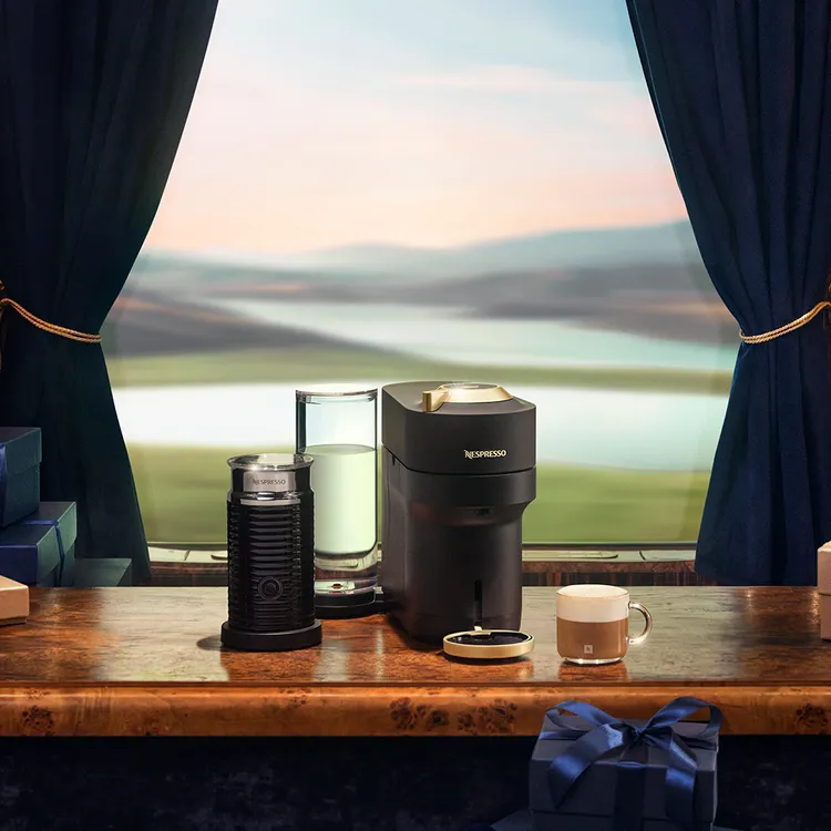 節慶限定色咖啡機升級歲末咖啡時光，Nespresso 推出全新 Vertuo POP + 咖啡機，為佳節增添啜飲樂趣。業者提供