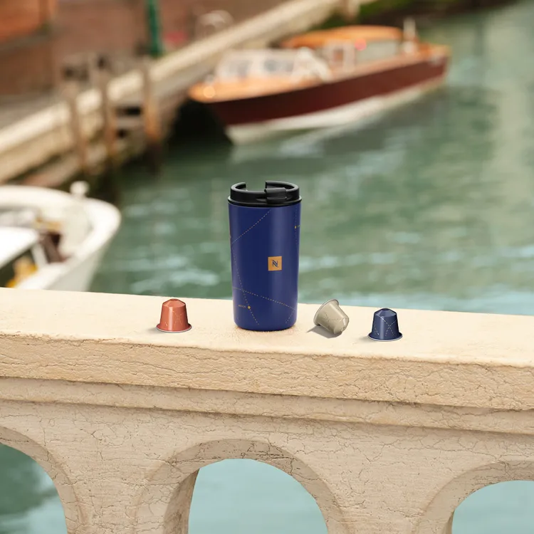 兼具時尚美感，用Nespresso 節慶限量款咖啡隨行杯享受環遊世界的節慶愉悅。業者提供