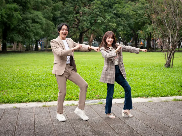 愛紗（右）來台生活24年。國興衛視提供