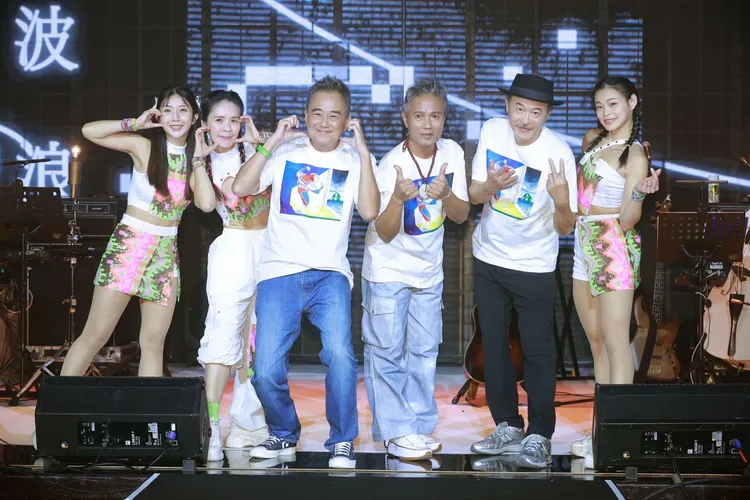 陳昇（左3）打趣舞團成員結婚少一位，未來遇缺不補。圖／宜辰整合行銷提供