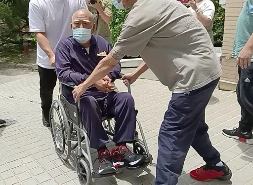 中監科員收吳健保10萬禮金　安排電話接見、吃大餐55次！貪污起訴