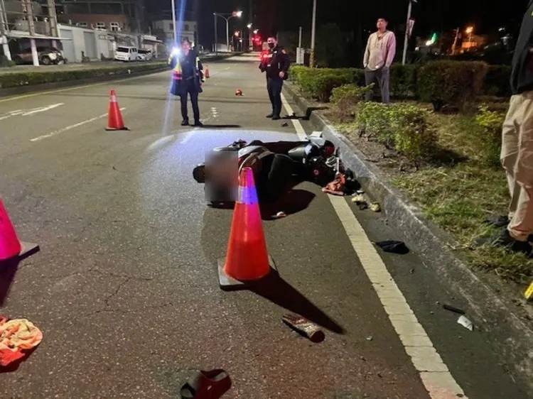 黃女疑似未注意燈號，紅燈仍直行才與聯結車撞上。翻攝照片