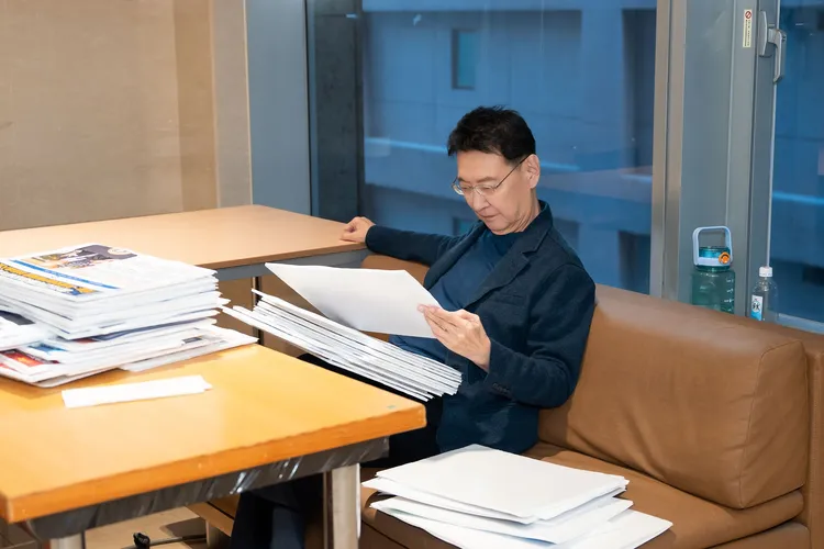 趙少康在錄影前，會仔細研讀新聞手板。TVBS提供