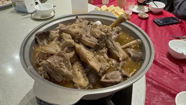 用老薑熬煮的薑母鴨，在冷冷的冬天裡最暖胃了。