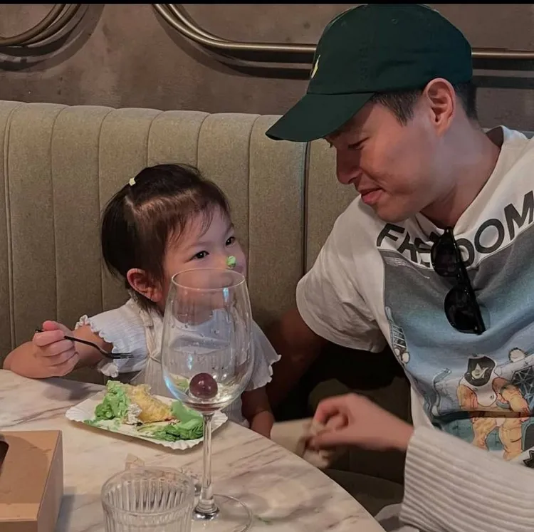 楊祐寧（右）和大女兒Anah互動，父愛滿滿。翻攝楊祐寧臉書