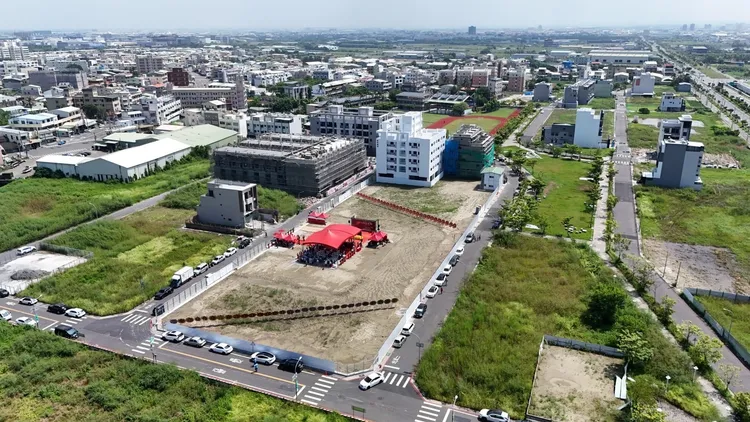 「希望の翼」位於安佃街與安佃八街，車程約10分鐘可到台南市區。泰嘉開發提供