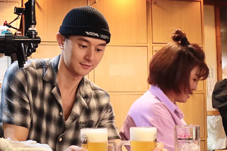 《老少女奇遇記2》張軒睿居酒屋打工靠臉喝酒。桂田文化藝術基金會、桂田文創提供