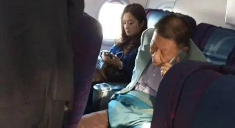 沈慶京、應曉薇因涉及京華城案行收賄，遭北檢聲押禁見至今，圖為2人9年前同班飛機照片。翻攝爆料公社