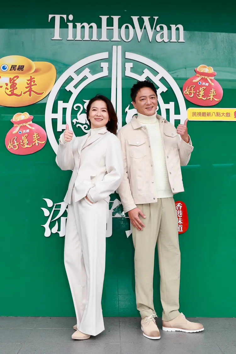 藍葦華（右）和謝瓊煖都是奪獎常客。民視提供