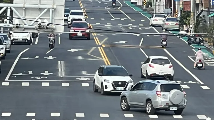 路中央的槽化線竟畫出「銳角三角形」，讓用路人看傻眼。民眾提供